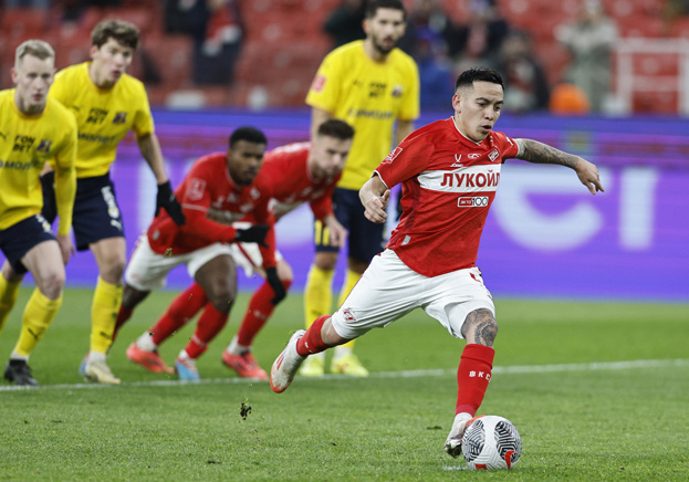    Полузащитник «Спартака» Эсекиэль Барко бьет пенальти в матче против «Ростова».Дарья Исаева