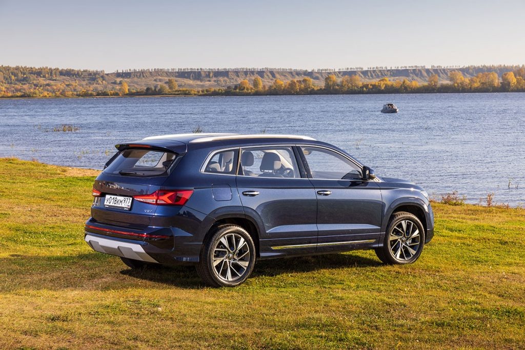 Проще всего отличить рестайлинговую версию кроссоверов по надписи Jetta на кормовой двери. Кроме того, оформление задней части VS7 стало более формальным и строгим.