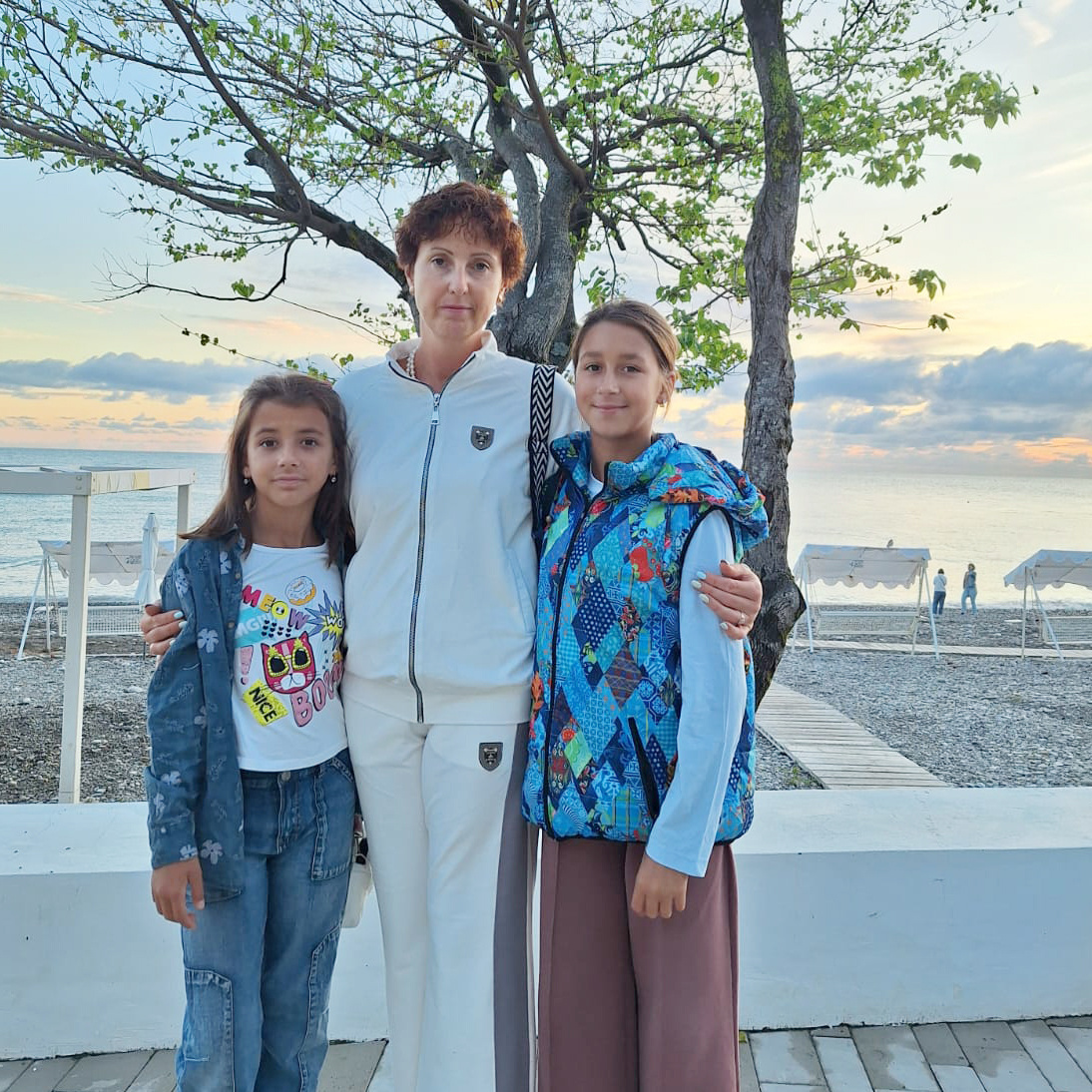 Наталья с приемными дочерьми
