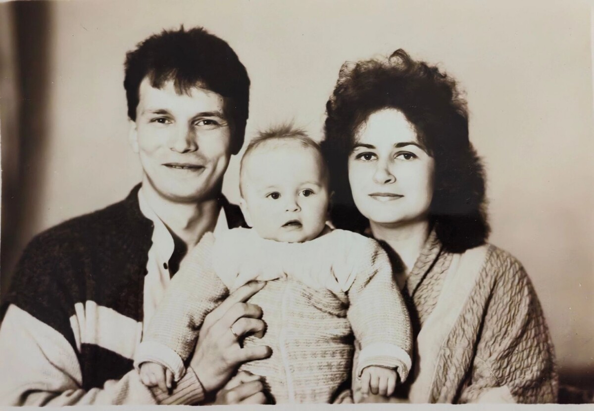 На фото: Романовы Сергей Владимирович и Ольга Викторовна (папа и мама) вместе с маленьким Антоном