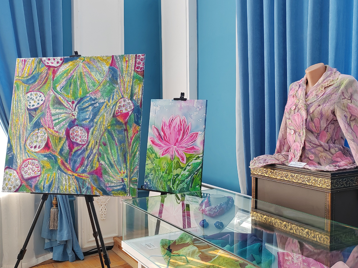 Выставка «Капли на шёлке». Астраханский государственный объединенный историко-архитектурный музей-заповедник. 2024 г.