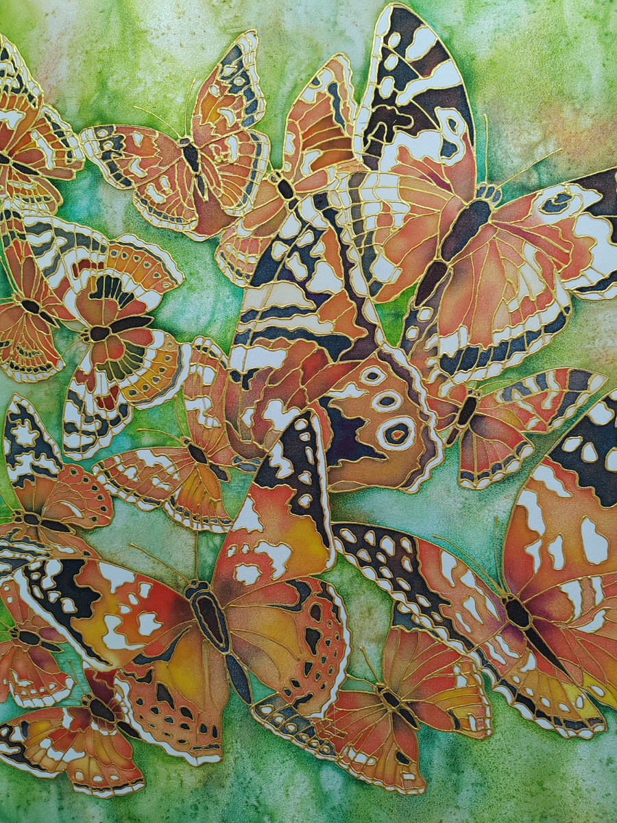 "Легкокрылые". Холодный батик. Автор Ирина Букоткина. Выставка «Капли на шёлке». Астраханский государственный объединенный историко-архитектурный музей-заповедник. 2024 г.