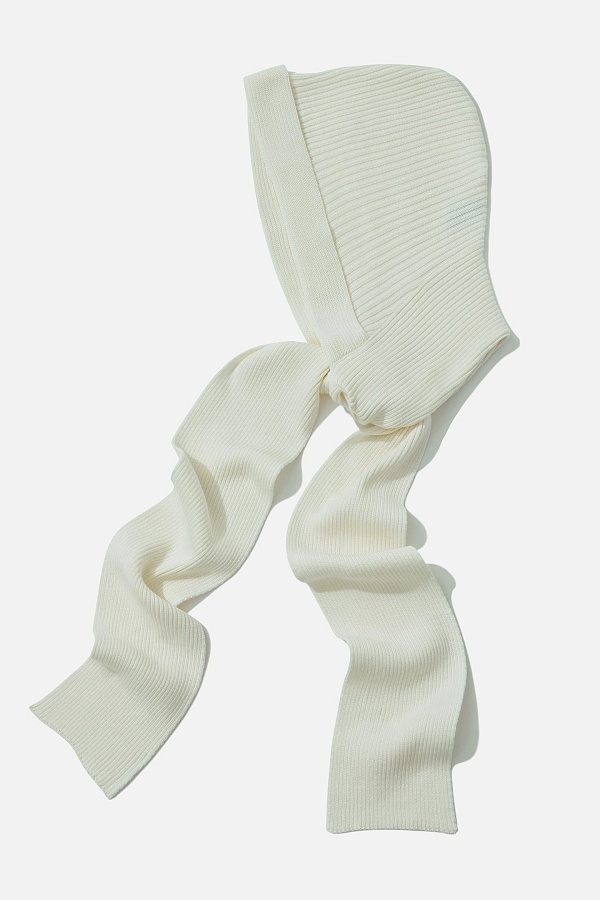 Нетривиальный капор с завязками станет милым акцентом в любом образе.