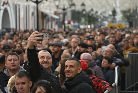    Граждане Молдавии стоят в очереди на избирательный участок на выборах президента и конституционном референдуме по вопросу евроинтеграции перед посольством Молдавии в центре Москвы