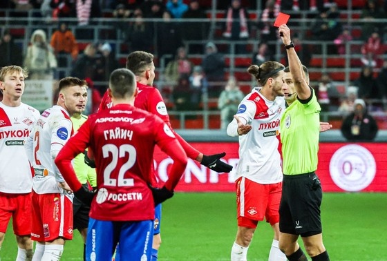    Виллиан Роша (ЦСКА) получает красную карточку во время матча