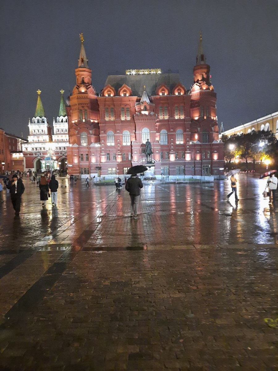 Красная площадь во время дождя. Москва. Фото из личного архива