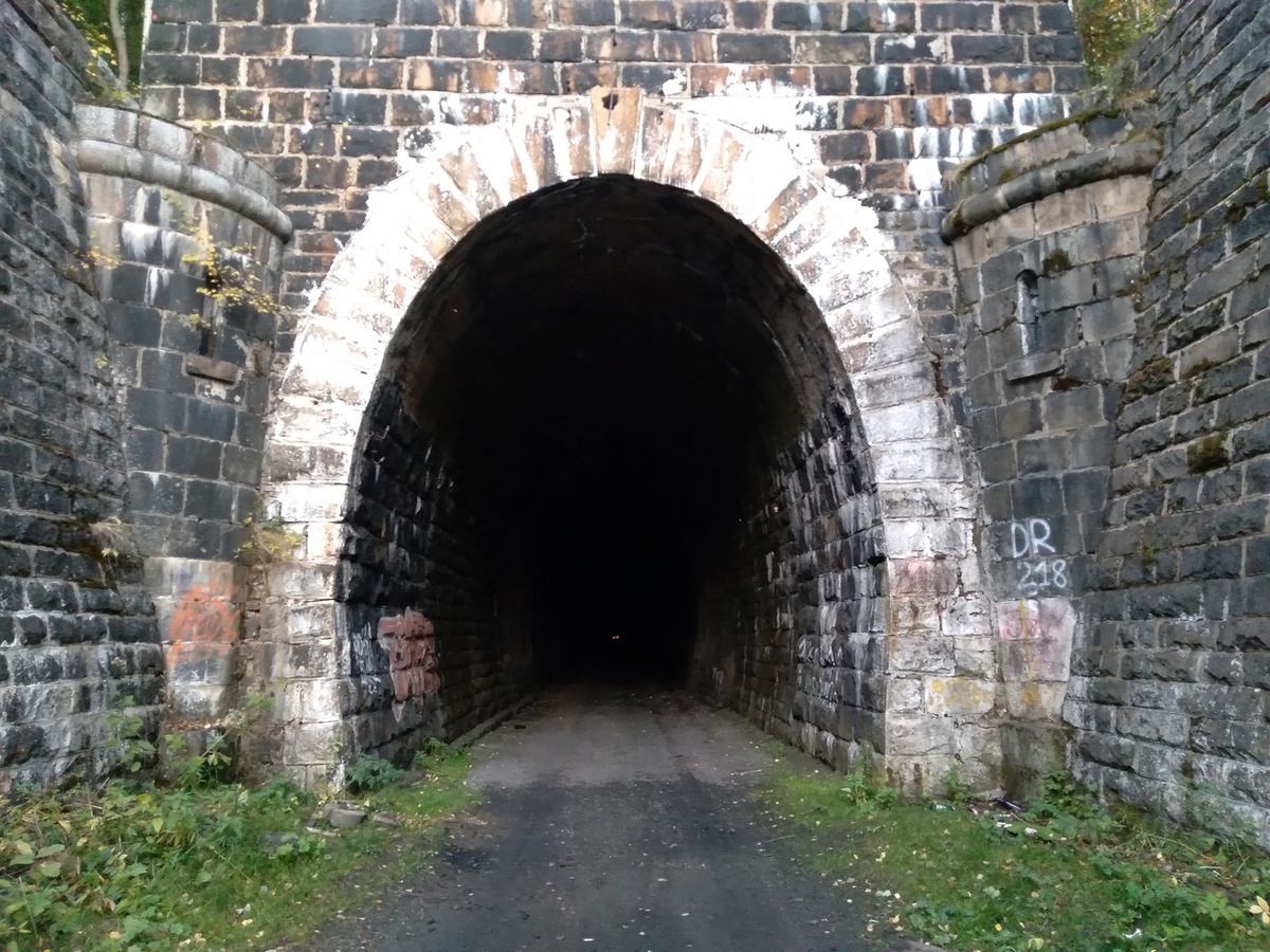 Западный портал Дидинского тоннеля. Виден даже выход Восточного портала