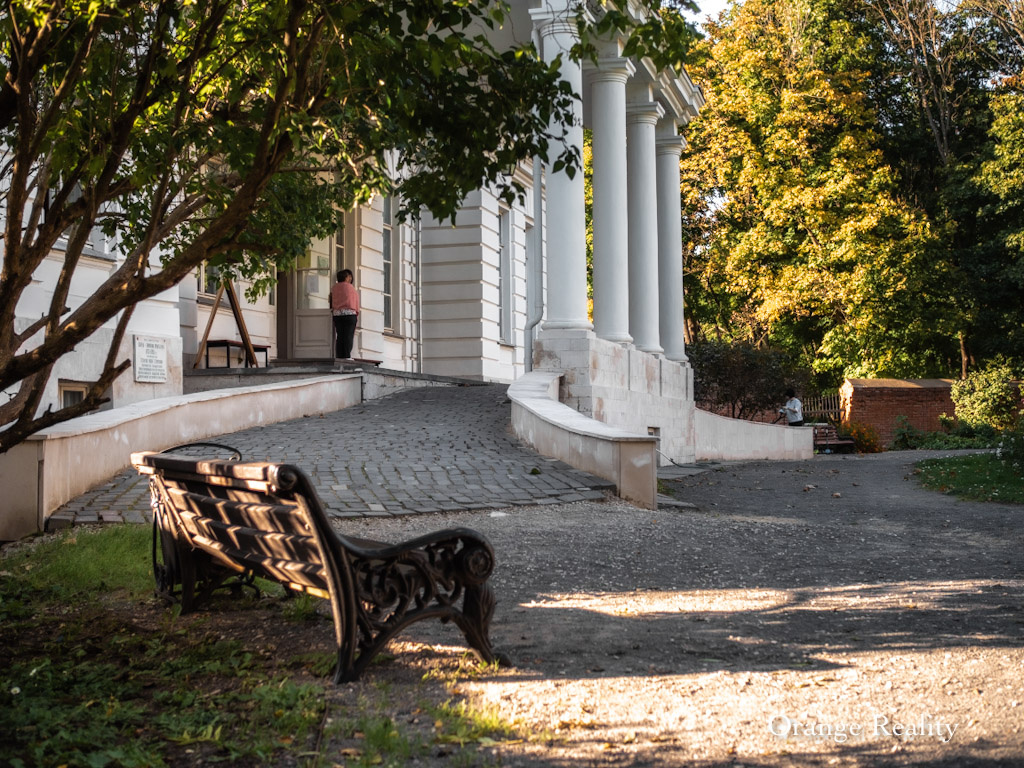 Дворец в усадьбе