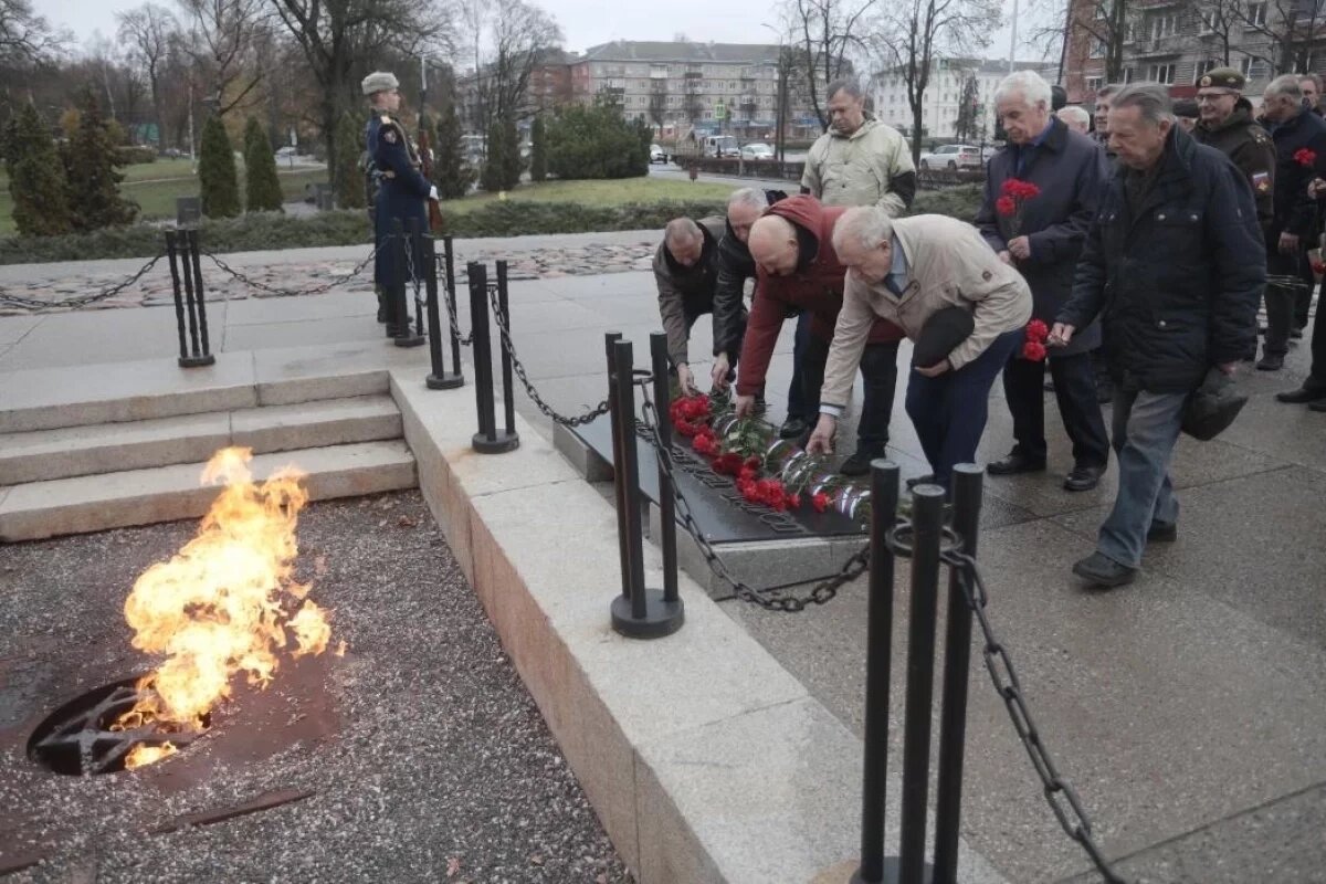    В Пскове возложили цветы и гирлянду славы к Могиле неизвестного солдата