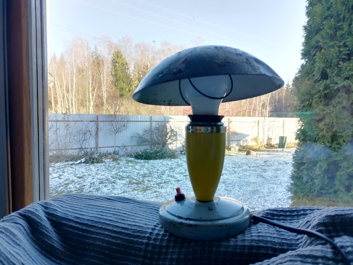 Собираю, по крупицам, информацию о настольных лампах этой формы. Нахожусь, видимо, в начале пути. Много противоречивой  информации. Грибочки такой формы выпускались с 50х годов. Эта конструкция 63го года, выпускалась Бакинским заводом.