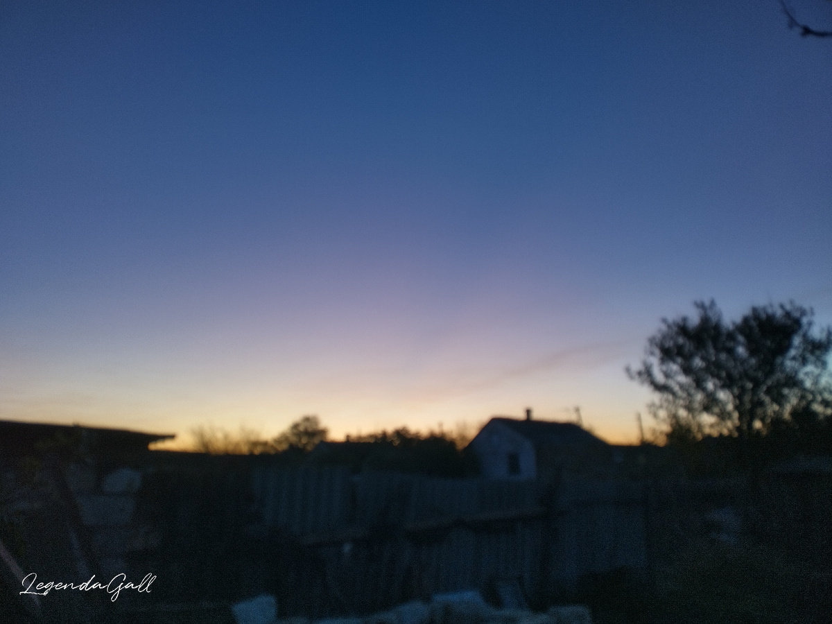 Рассвет. Так рано, что даже камера еще не проснулась )))