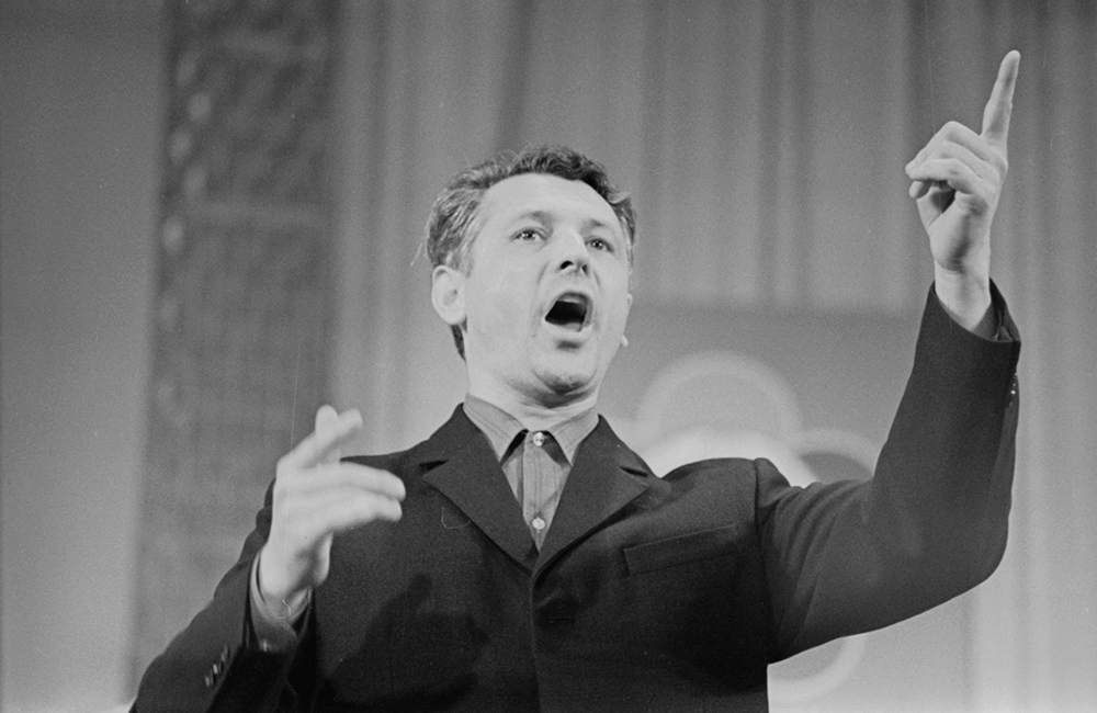 Художественный руководитель и главный дирижер Большого детского хора ЦТ и ВР В.С. Попов во время концерта в Концертной студии "Останкино". / Москва. 14.04.1973 г. / Фотограф: Б.Е. Вдовенко / РГАКФФД. Арх.№ 0-381527