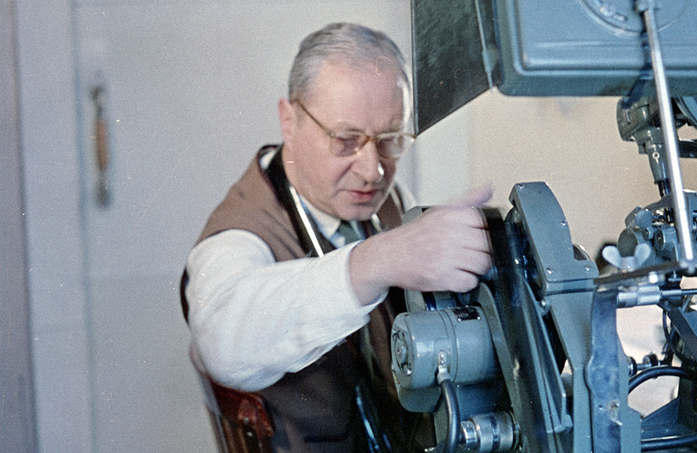 Кинорежиссер С.И. Юткевич за работой в монтажной. / Москва. 1962-1969 гг. / Фотограф: О. Мерцедин / РГАКФФД. Арх.№ 1-4905 цв.