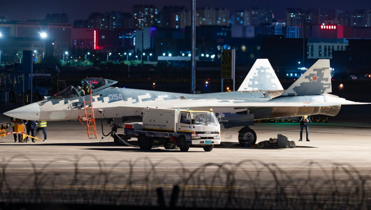 Ночной Су-57 в Чжухае. Самолёт неожиданно стал объектом критики за качество сборки, хотя все кому надо знали, что в Китай прибыл предсерийный вариант. Фото Чжунго цзюньван