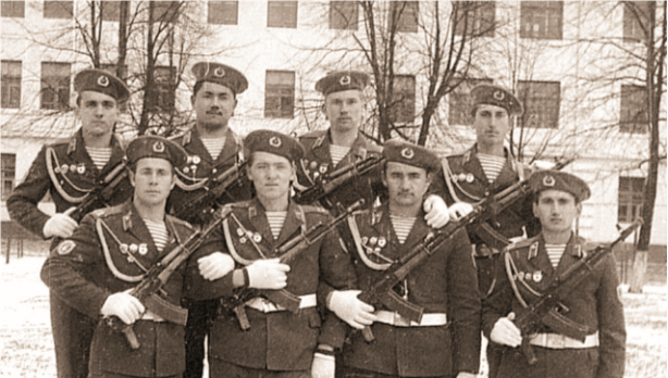 7 ноября 1979 года. Парад в Минске. До Афгана полтора месяца.  Верхний ряд слева направо: гвардии сержант Кобетяк, гвардии сержант Алимжанов, гвардии ефрейтор Ефимов, гвардии старший сержант Кузнецов. Нижний ряд слева направо: гвардии ефрейтор 
Щулькин (погиб 14.04.1980), гвардии рядовой Анципирович, гвардии старший сержант Данильченко, гвардии рядовой Имамиев
