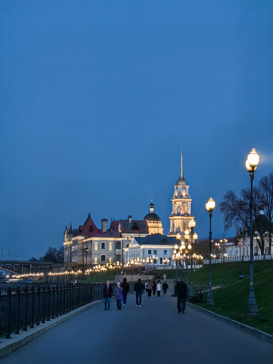 Набережная в Рыбинске: вид на здание старой биржи, музей-заповедник и  Спасо-Преображенский собор