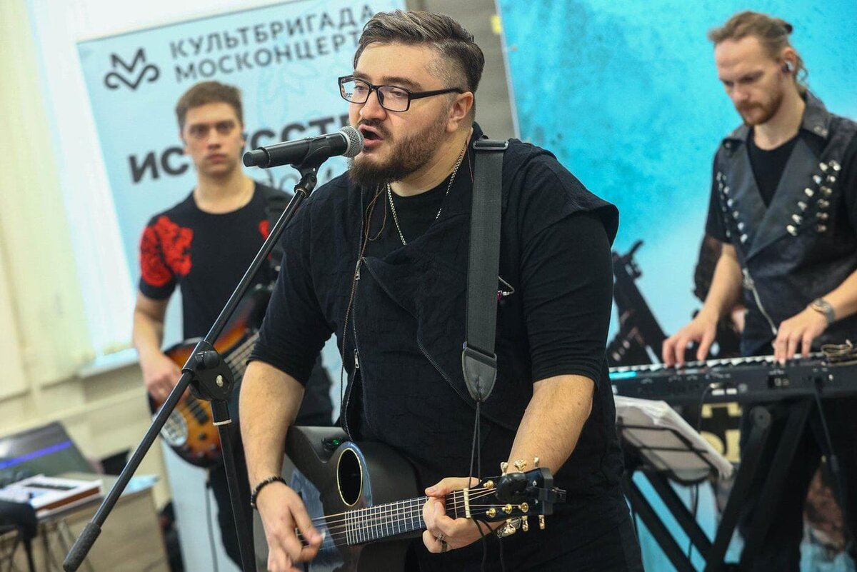    Поп-рок-группа "Море Монро" посетила Единый пункт отбора на военную службу по контракту. Ярослав Чингаев / Агентство "Москва"