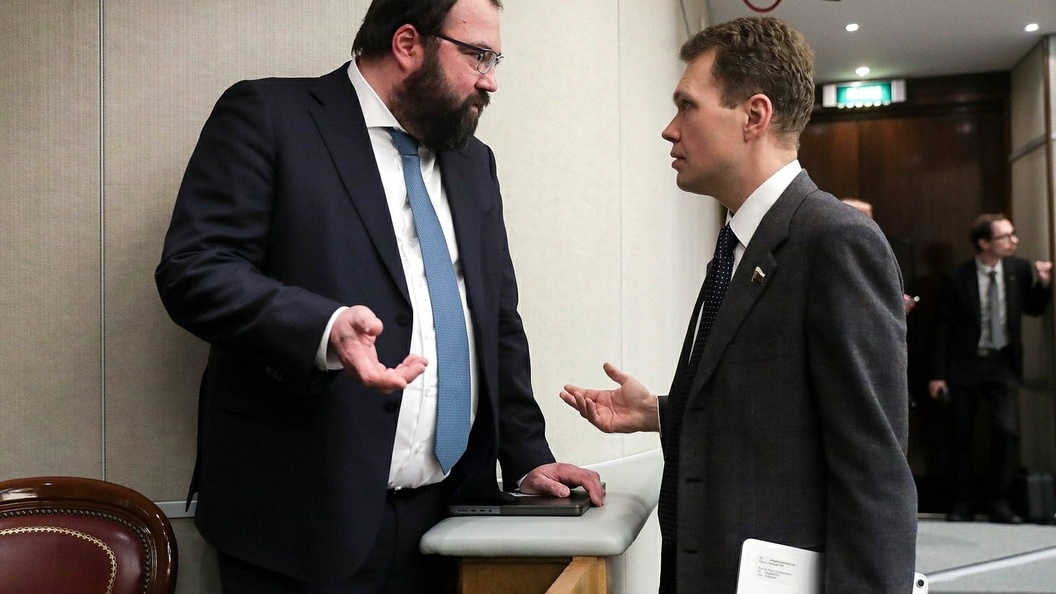    Никита Чаплин (справа) сообщил хорошие новости для дачников. Russian State Duma Press Service / Globallookpress