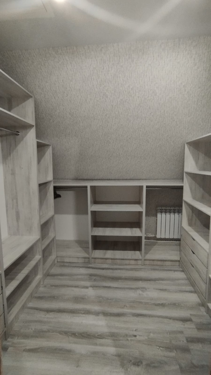 Клиент - житель частного дома с мансардой, задача - обустроить гардеробную - П образную , здесь в нижней части было препятствие но мы успешно интегрировали его  в проект 