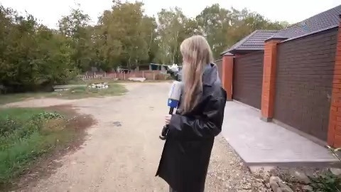 Место нападения. Где стоит журналистка, была припаркована машина судьи, дзюдоистка оставила свою машину чуть дальше, на пятачке без травы слева, считая, что не мешает заехать хозяину к себе во двор. Это единственный выезд из тупичка, за домом судьи территория детского сада.