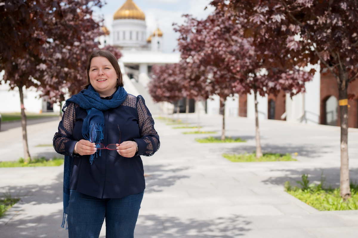 Всем привет! Меня зовут Елена Сокол и я логопед-практик я помогаю обычным мамам из нашей с вами жизни заниматься со своими детьми самостоятельно. Я адепт и практик семейного образования