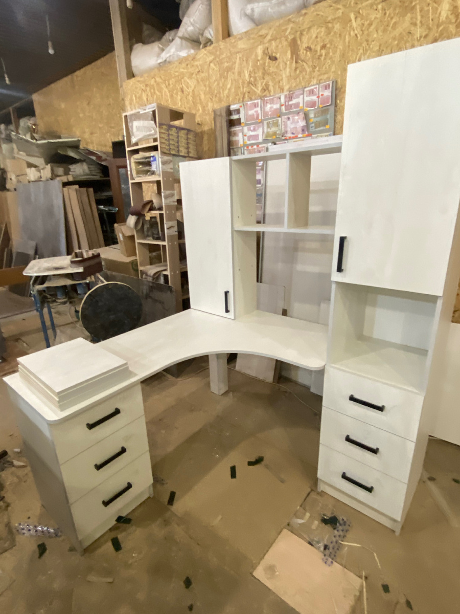 Выбор цвета, фурнитуры, вносит коррективы, чтобы войти в бюджет, иногда необходимо доработать проект , чтобы  столешницу можно было внести в помещение ( угловые столешницы очень   Специфичны ))  цена стола 9500 руб эконом класс 