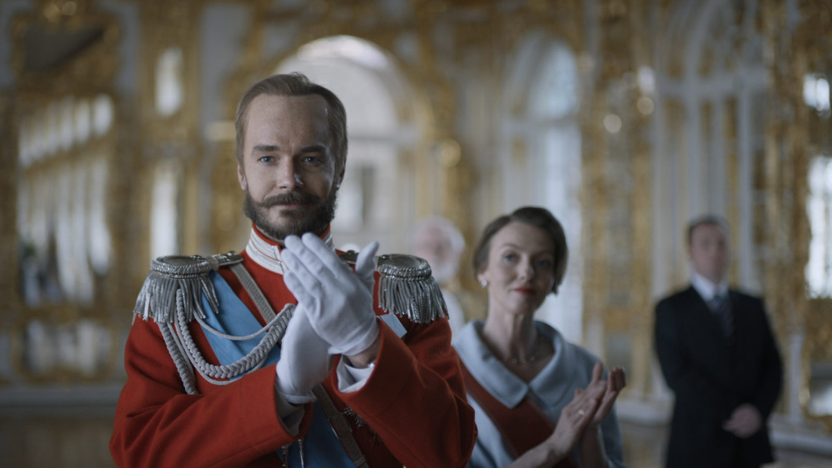 Максим Матвеев в роли Николая III и Уршула Малка в роли Анны в сериале «Фандорин. Азазель»