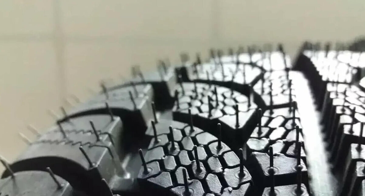    Некоторые люди считают, что «волоски» на новых шинах — это индикатор износа. Источник изображения: dzen.ru