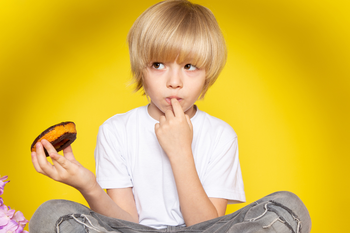 У детей есть свои вредные привычки, которые негативно влияют на состояние зубов, десен, прикуса.