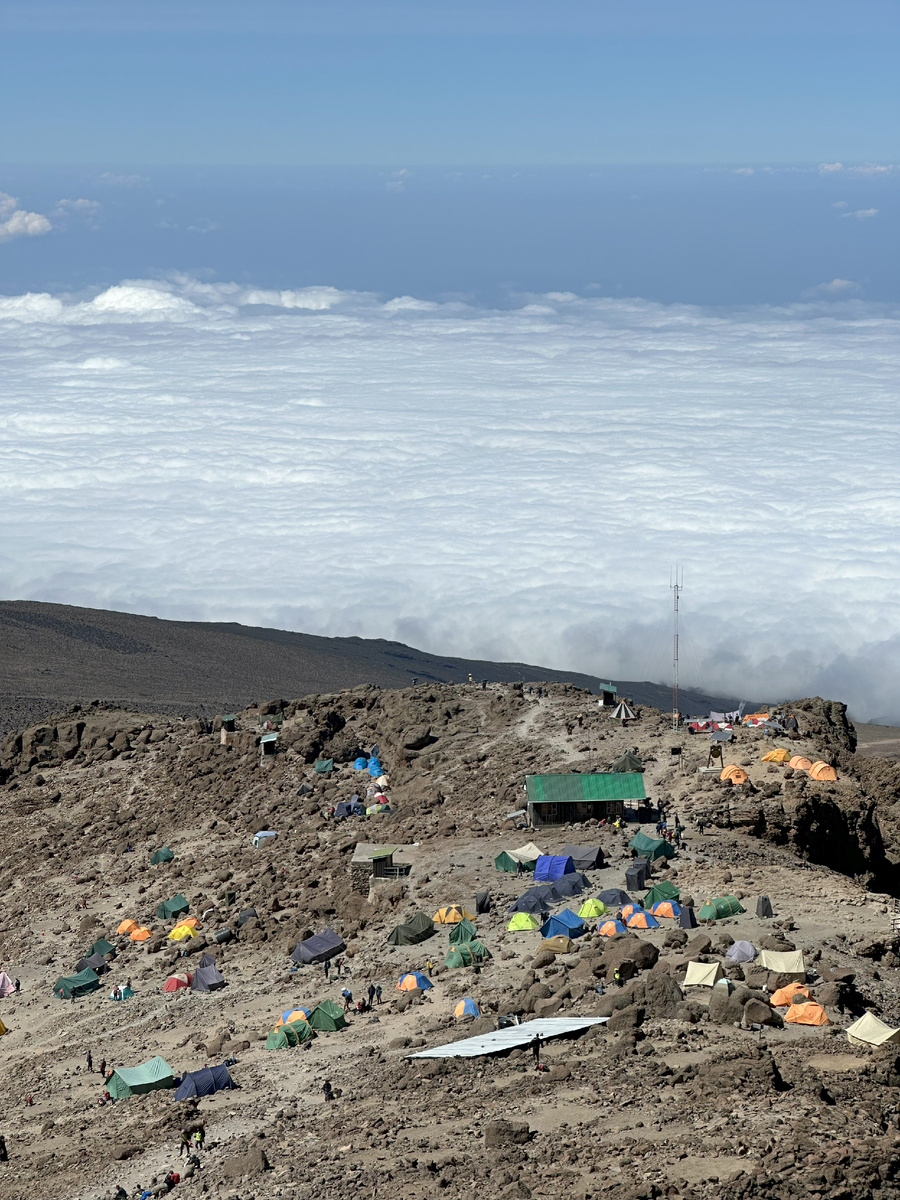 Вид на наш лагерь на высоте 4600м. (Спуск после штурма)