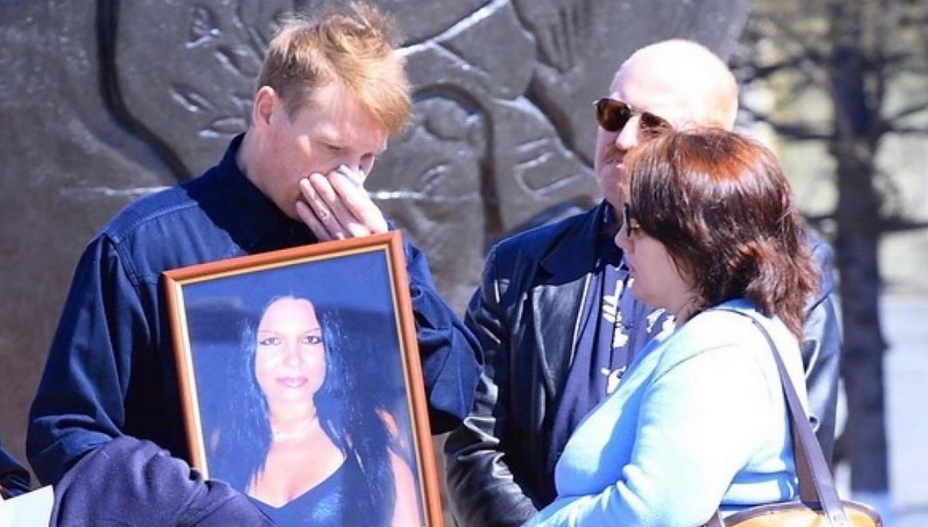 На фото: отец Марины с ее портретом на митинге 