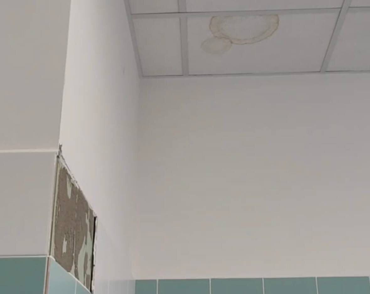    Родители учеников школы №63 Оренбурга обнаружили во втором корпусе множество трещин. Здание было построено в прошлом году