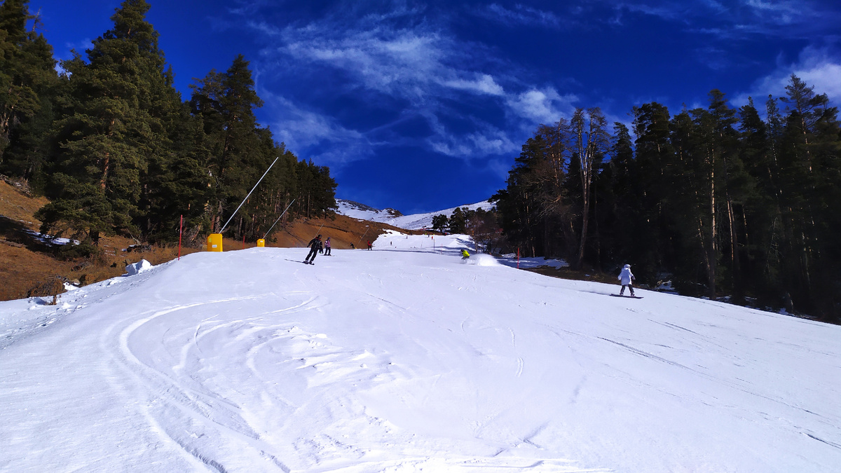 Архыз в декабре. В основном искусственный снег, по которому можно кататься весь день без бугров