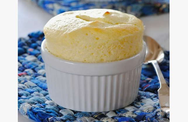 Простой десерт для любителей суфле и творожных запеканок - запеченный йогурт