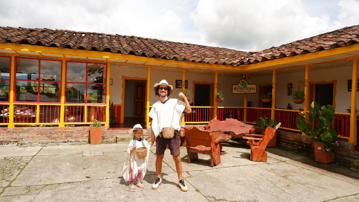 Во дворе финки в районе города Саленто, Колумбия