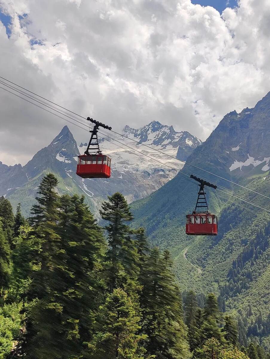 Красный вагончик - символ Домбая. Фото автора