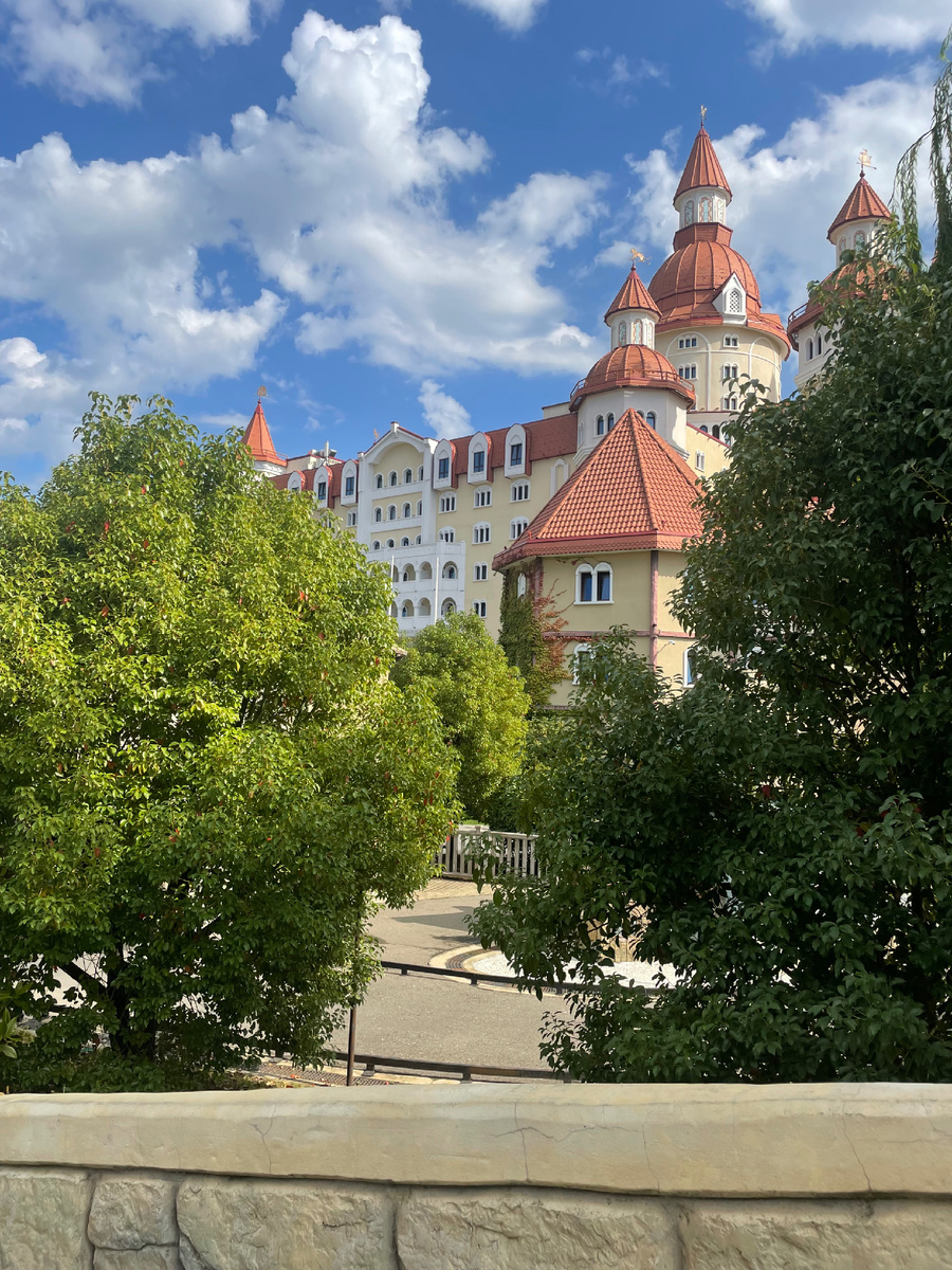 Отель «Богатырь», на походе к Сочи парку. Постояльцам подарок: бесплатный билет в Сочи парк