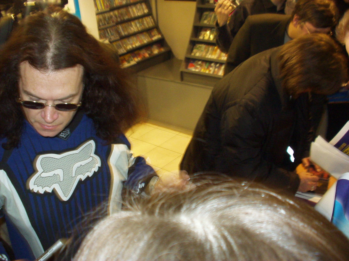 Автограф-сессия Hughes Turner Project в Челябинске. Февраль 2004 года.