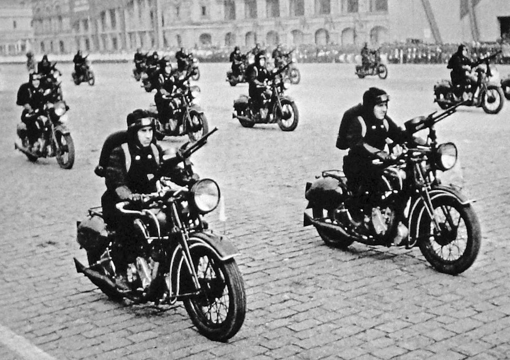 ТИЗ-АМ-600 на параде, мотоциклы оборудованы установками ДТ разработки ВАММ.