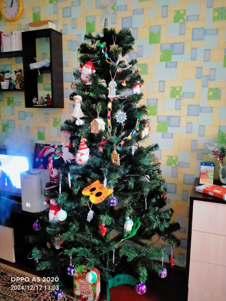 дети наряжали сами. С включенной гирляндой гораздо лучше. Перед сном красота)