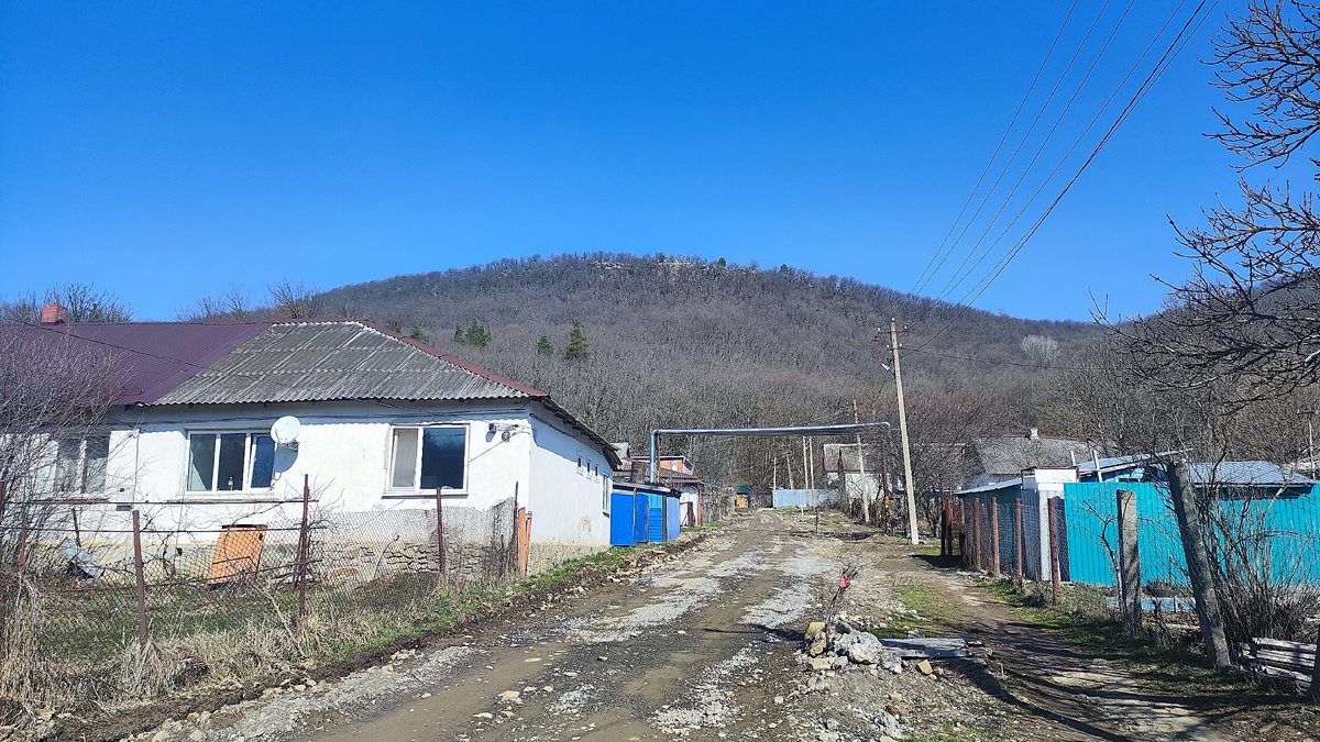 Скалы над поселком