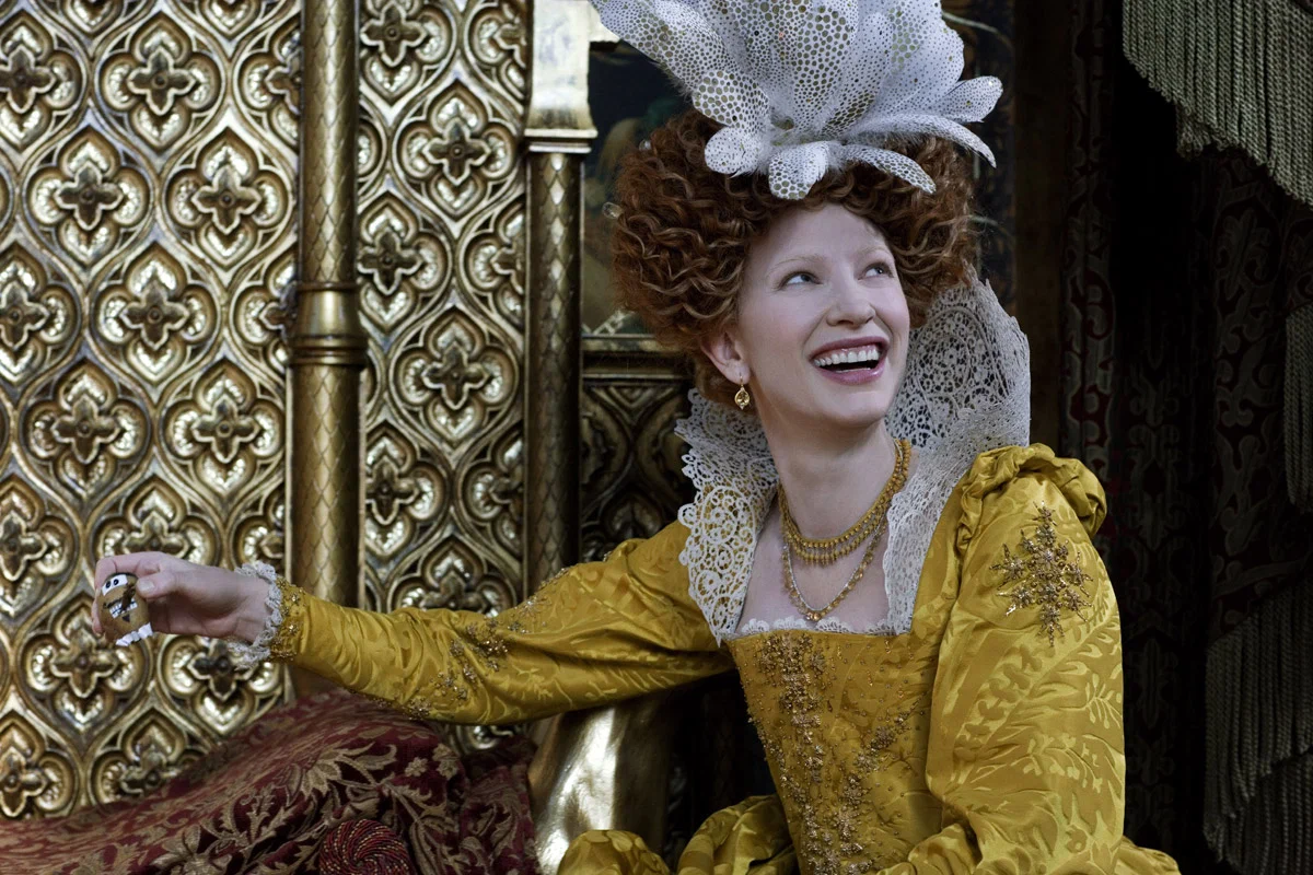 кадр из фильма "Золотой век", где Кейт Бланшетт сыграла королеву