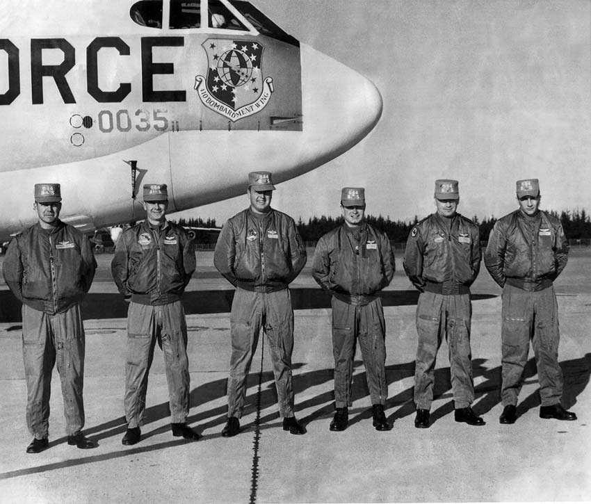 Экипаж B-52 644-й BS, 410-й бомбардировочный авиаполк, 1966 г.