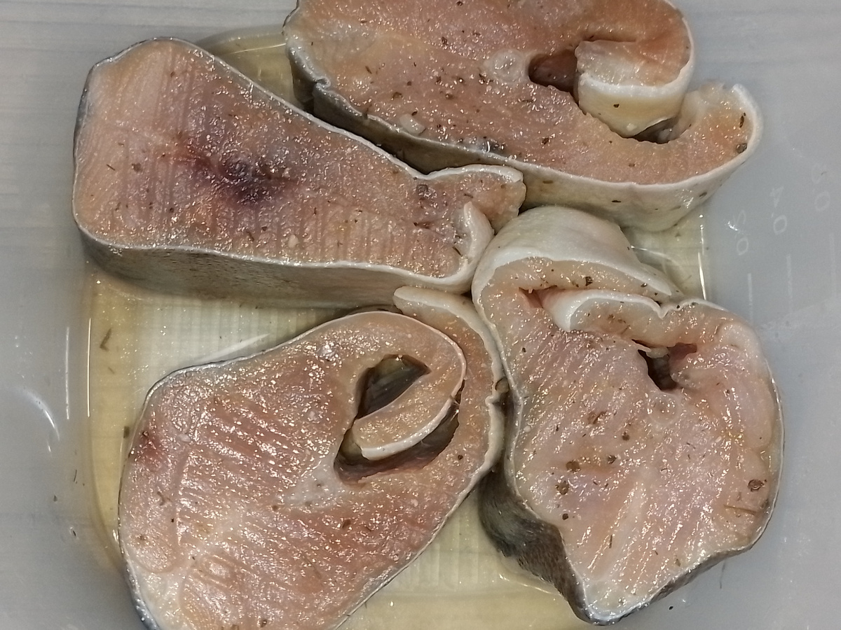 Адыгейской солью солила, поэтому в крапинку) А полоски от контейнера отпечатались