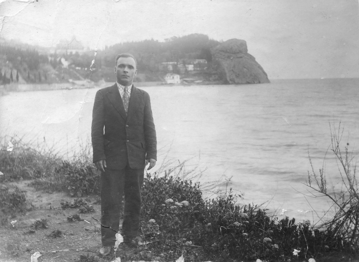 Начало 1930-х, похоже на Крым, но не знаю. Был ли дед там в командировке или отдыхал