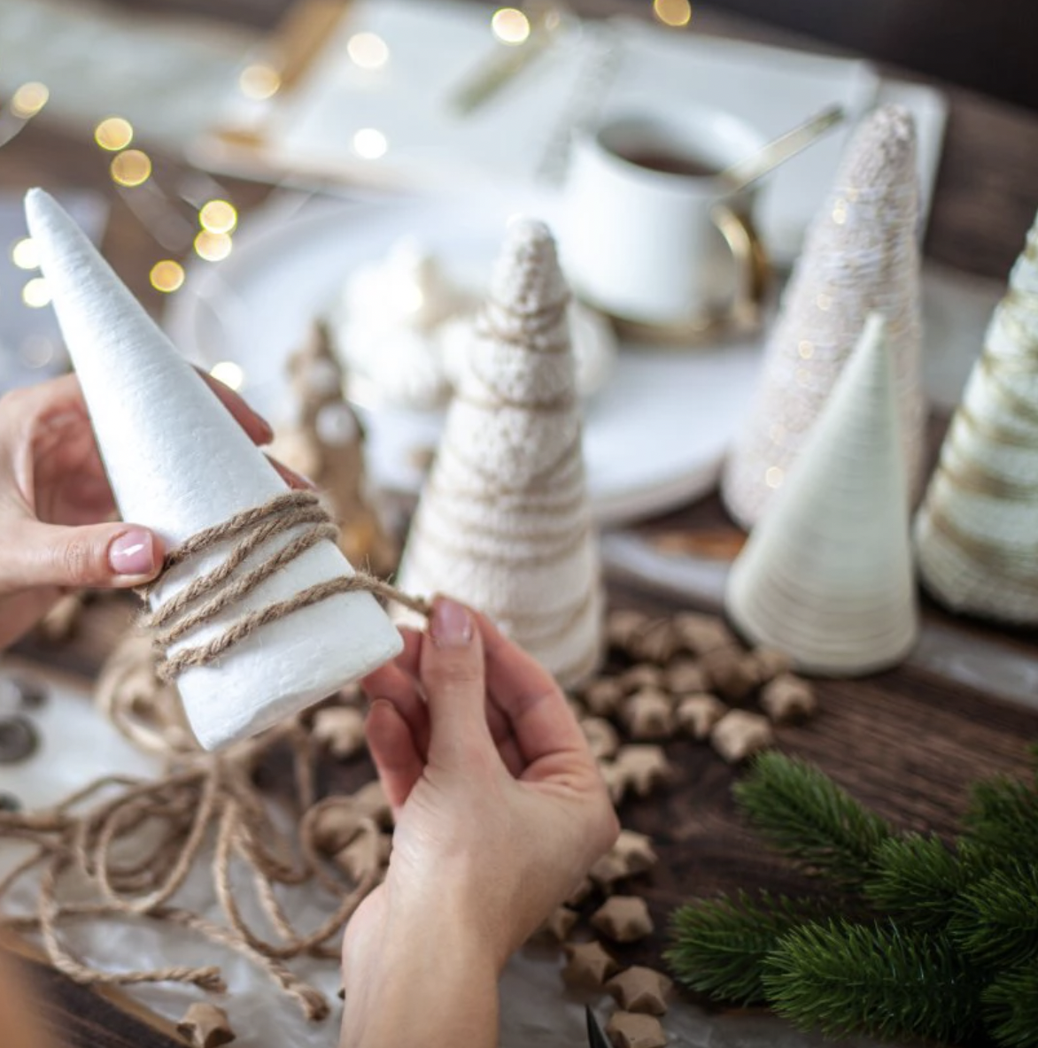 Елка из подручных материалов. Фото: Kostikova Natalia/shutterstock