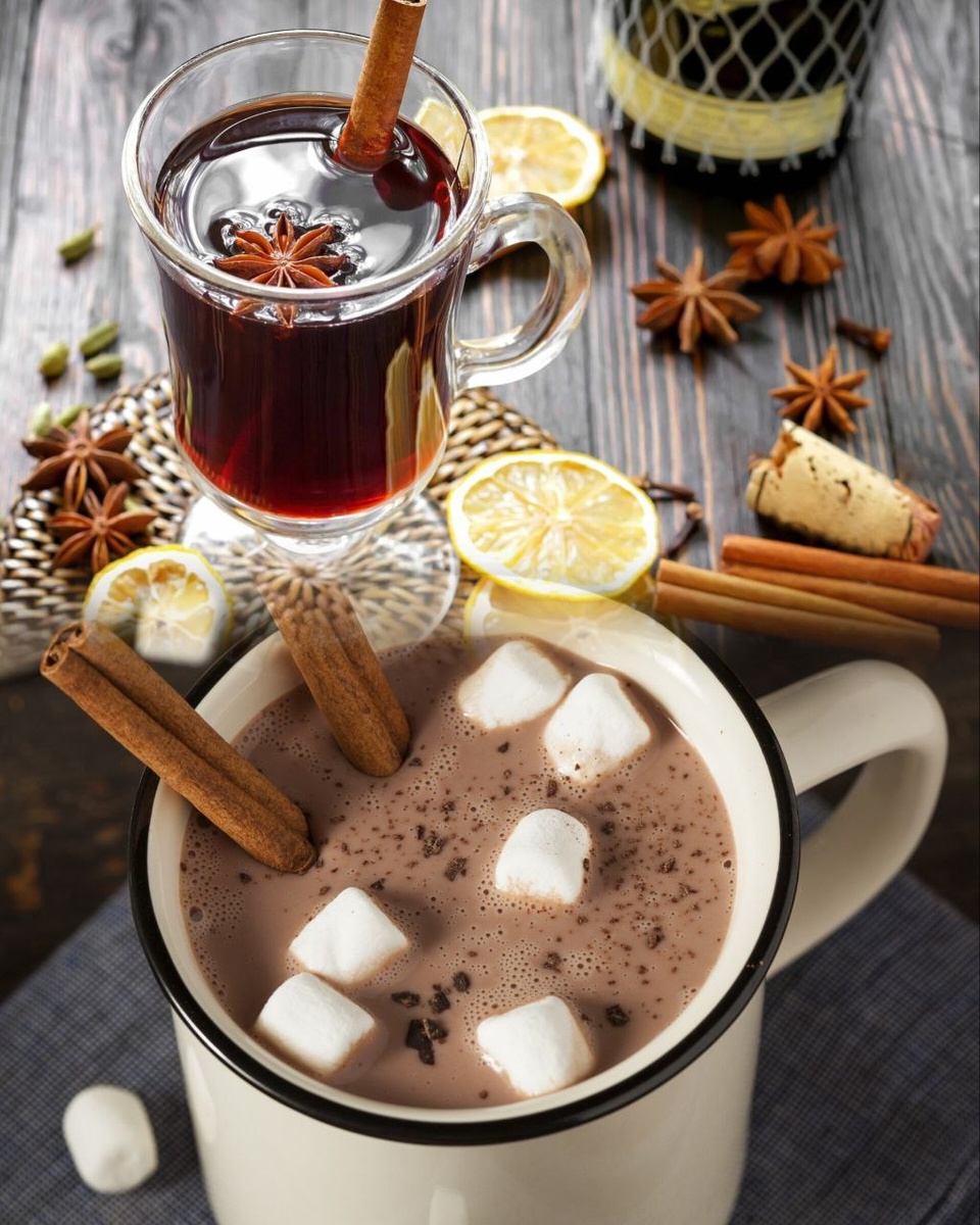 На фото представлены классические варианты исполнения напитков (корица в какао добавлена для красоты)