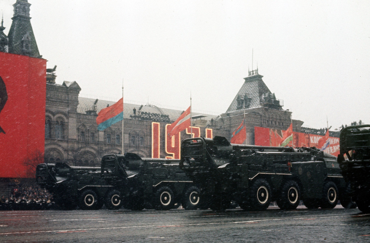 Военный парад 07 ноября на Красной площади. Изображение взято из открытого источника "Яндекс. Картинки"