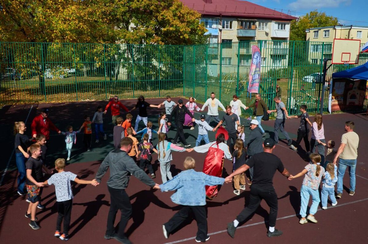 Русский хоровод, который проводил профессиональный хороводовод Вероника. 