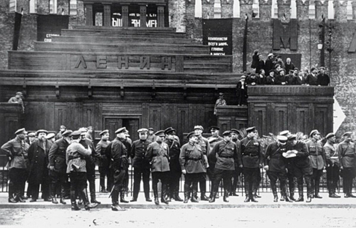 Мавзолей Ленина в 1927 году. Источник: Яндекс Картинки